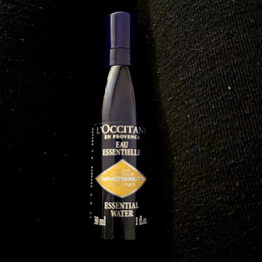 L’occitane eau essentielle.  Essential water spray.  Offers welcome!